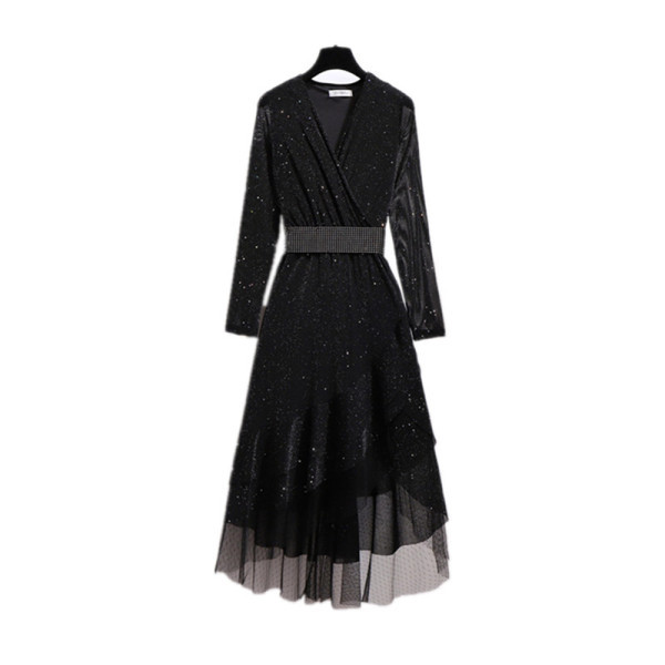 Spīdīga sieviešu kleita ar V veida kakla izgriezumu un tillu