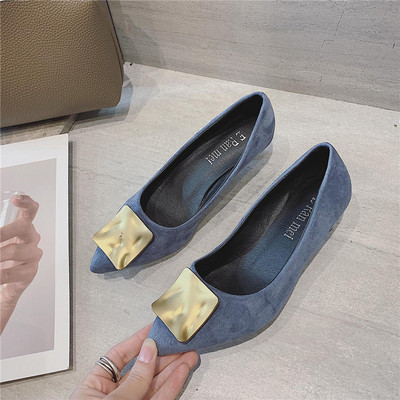 Stílusos női cipő vékony sarkú fém elemmel - hegyes modell