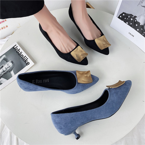 Stílusos női cipő vékony sarkú fém elemmel - hegyes modell