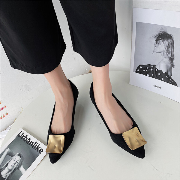 Stílusos női cipő vékony sarkú fém elemmel - hegyes modell