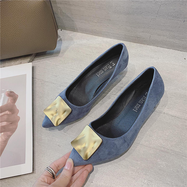 Stílusos női cipő vékony sarkú fém elemmel - hegyes modell