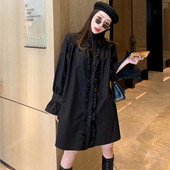 Széles női ruha fürtökkel és magas gallérral