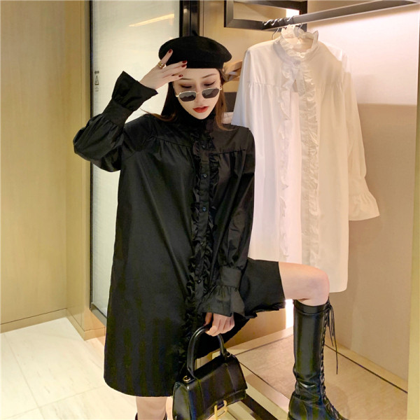 Széles női ruha fürtökkel és magas gallérral