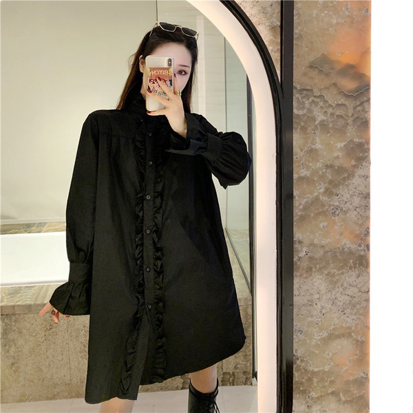 Széles női ruha fürtökkel és magas gallérral