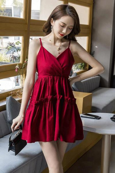 Sieviešu īsā kleita ar špica kakla izgriezumu un plānām lencītēm