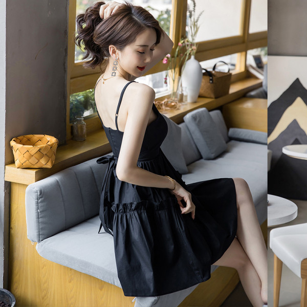 Sieviešu īsā kleita ar špica kakla izgriezumu un plānām lencītēm