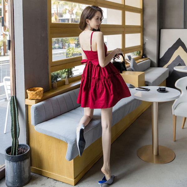 Sieviešu īsā kleita ar špica kakla izgriezumu un plānām lencītēm