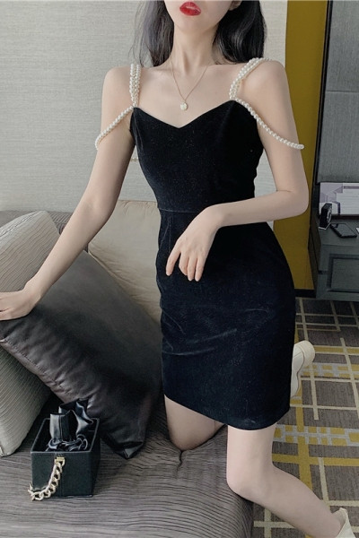 Bársony női ruha spitz nyakkivágással és gyöngypántokkal