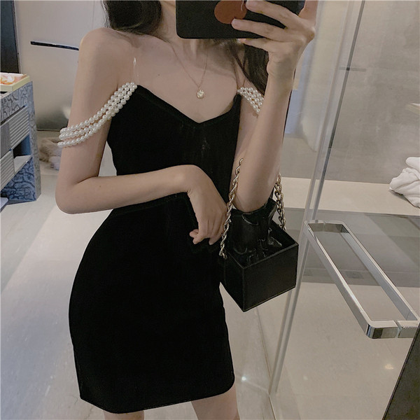 Bársony női ruha spitz nyakkivágással és gyöngypántokkal