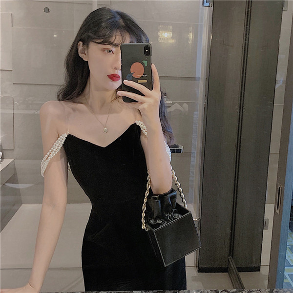 Bársony női ruha spitz nyakkivágással és gyöngypántokkal