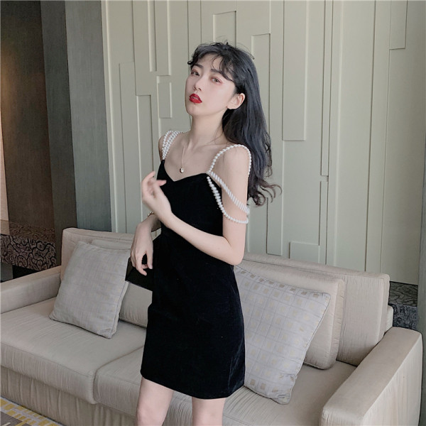 Bársony női ruha spitz nyakkivágással és gyöngypántokkal