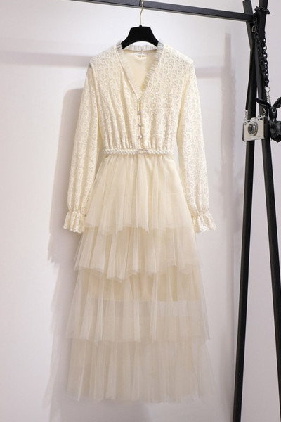 Moderns sieviešu kleitas piegriezuma modelis ar tillu un mežģīnēm