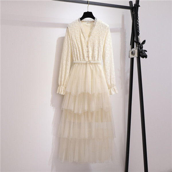 Moderns sieviešu kleitas piegriezuma modelis ar tillu un mežģīnēm