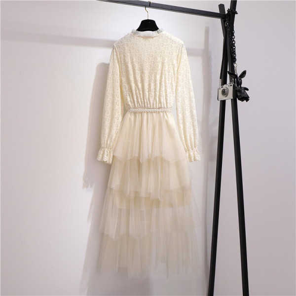 Moderns sieviešu kleitas piegriezuma modelis ar tillu un mežģīnēm