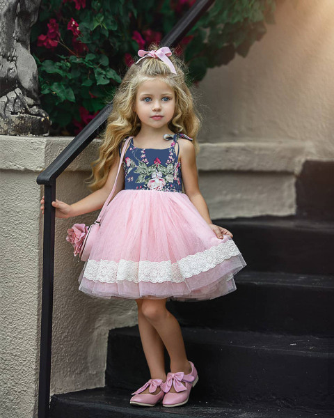 Modern rövid gyerekruha vékony pántokkal és tülllel