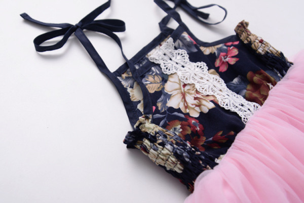 Modern rövid gyerekruha vékony pántokkal és tülllel