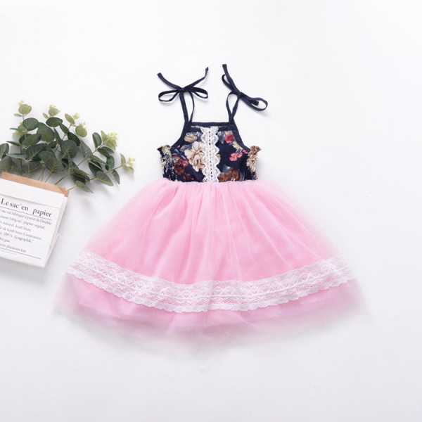 Modern rövid gyerekruha vékony pántokkal és tülllel