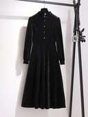 Crna ženska baršunasta haljina s dugim rukavima i gumbima