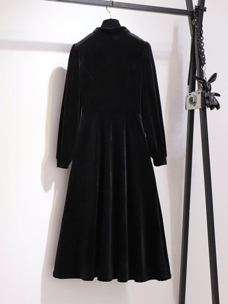 Crna ženska baršunasta haljina s dugim rukavima i gumbima