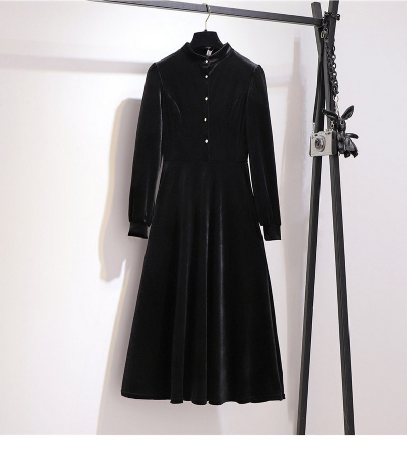 Crna ženska baršunasta haljina s dugim rukavima i gumbima