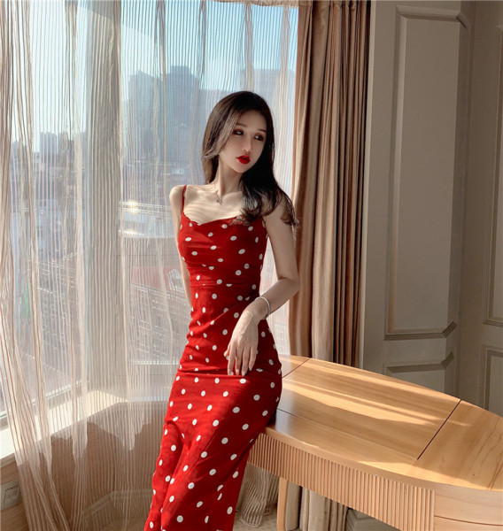 Rochie de dama rosie cu buline cu bretele subtiri