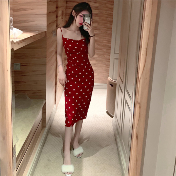 Rochie de dama rosie cu buline cu bretele subtiri