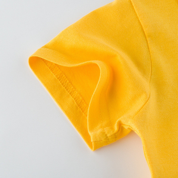 Aplikatsiooni ja ümara kaelusega laste T-särk - poistele