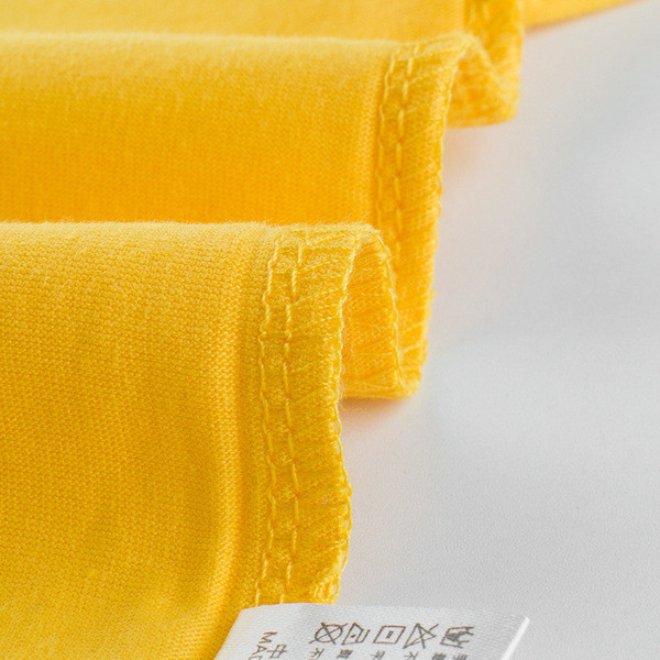 Aplikatsiooni ja ümara kaelusega laste T-särk - poistele