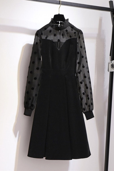 Aksominė moteriška suknelė aukšta apykakle ir permatomomis rankovėmis