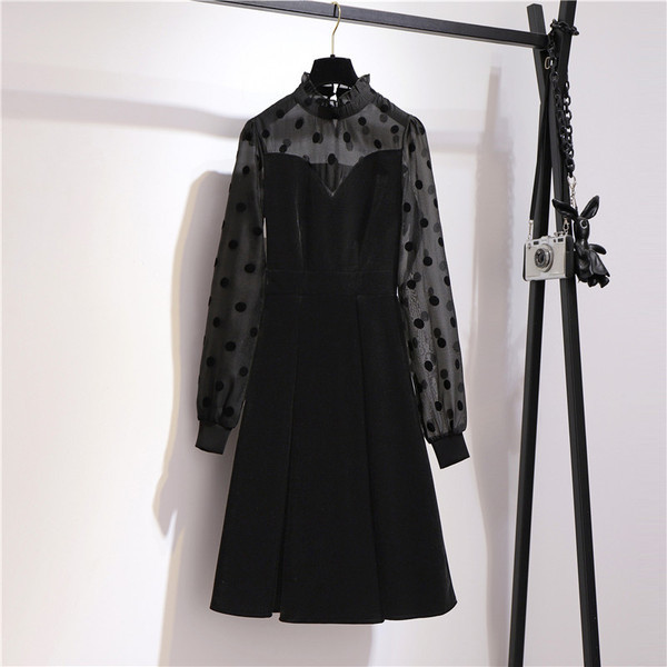 Aksominė moteriška suknelė aukšta apykakle ir permatomomis rankovėmis