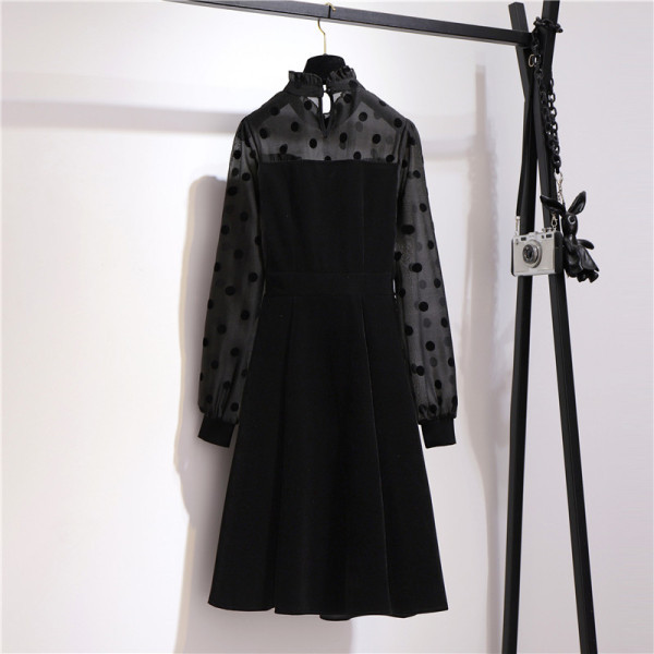 Aksominė moteriška suknelė aukšta apykakle ir permatomomis rankovėmis