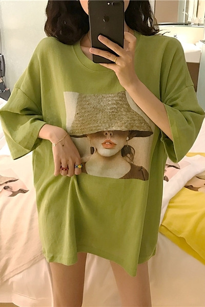 Széles női póló nyomtatással