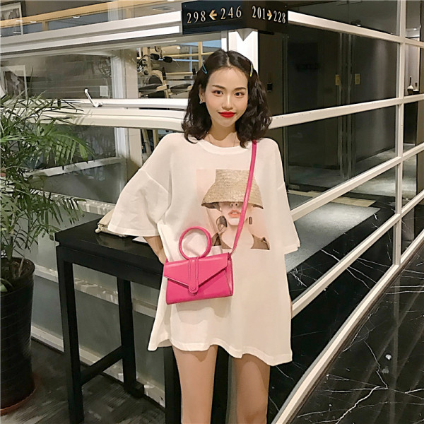 Széles női póló nyomtatással