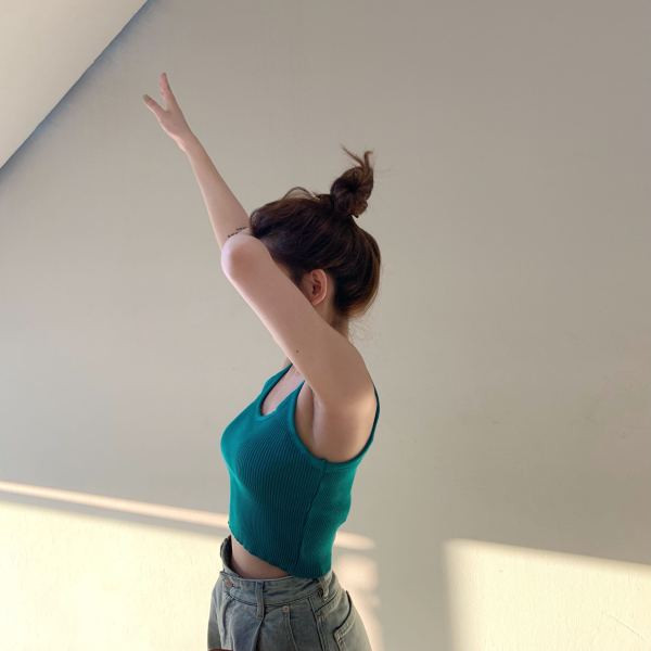 Rövid, kordbársony dzsörzéből készült nyári tankfelső vékony pánttal