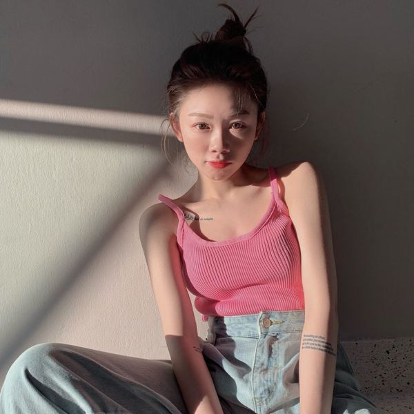 Rövid, kordbársony dzsörzéből készült nyári tankfelső vékony pánttal