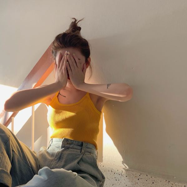 Rövid, kordbársony dzsörzéből készült nyári tankfelső vékony pánttal