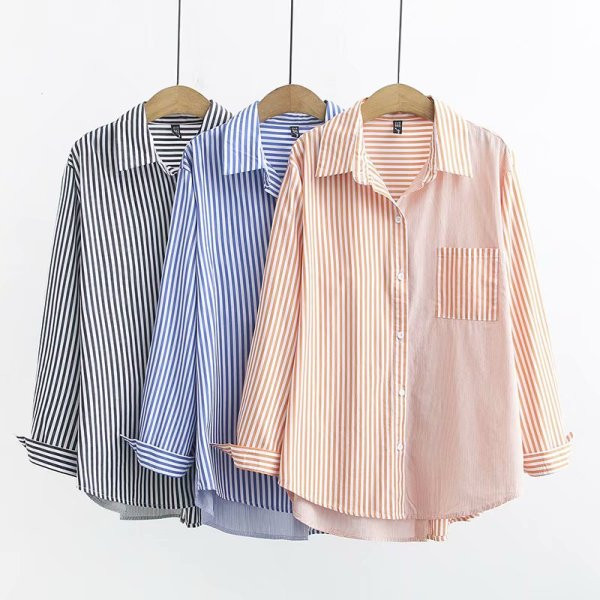 Įprasti moteriški dryžuoti marškiniai ilgomis rankovėmis ir kišene