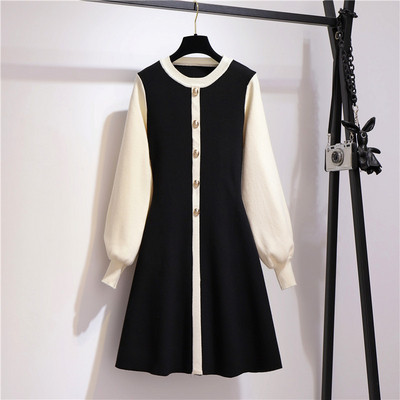 Stilīga sieviešu kleita ar ovālu kakla izgriezumu, garām piedurknēm un pogām