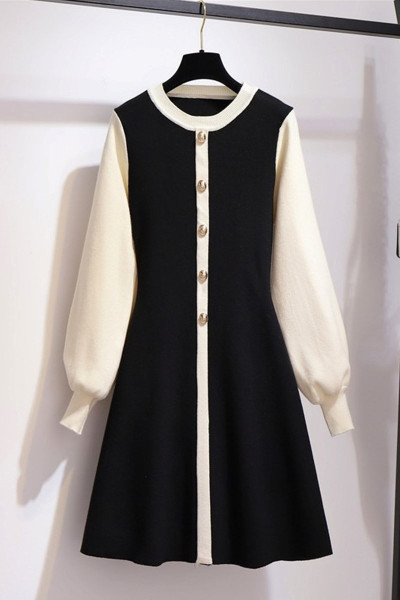 Stilīga sieviešu kleita ar ovālu kakla izgriezumu, garām piedurknēm un pogām