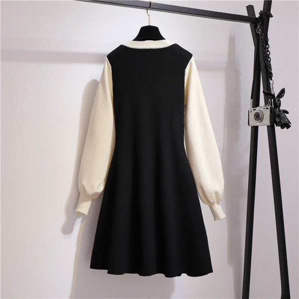 Stilīga sieviešu kleita ar ovālu kakla izgriezumu, garām piedurknēm un pogām