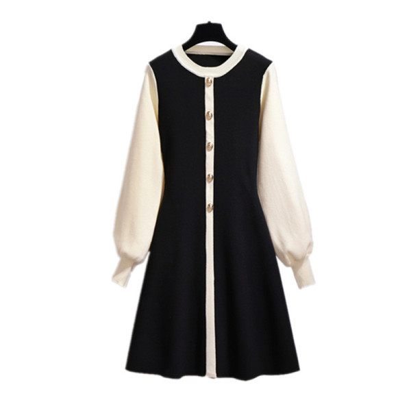 Stilīga sieviešu kleita ar ovālu kakla izgriezumu, garām piedurknēm un pogām