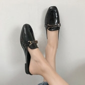 Lakkbőr papucs fém csattal