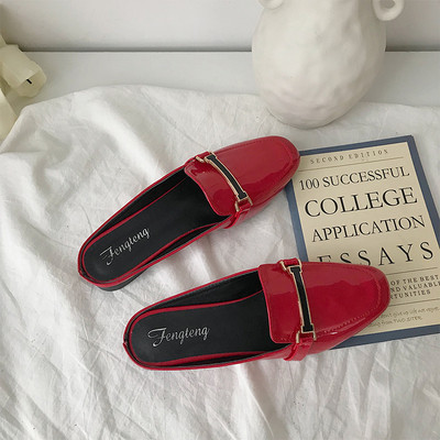 Lakkbőr papucs fém csattal