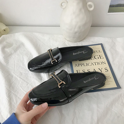 Lakkbőr papucs fém csattal