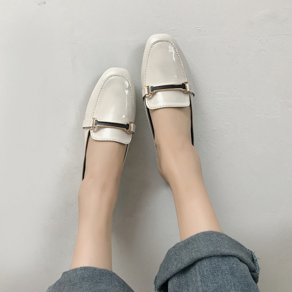 Lakkbőr papucs fém csattal