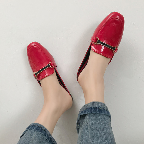 Lakkbőr papucs fém csattal