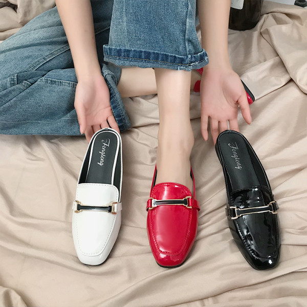 Lakkbőr papucs fém csattal