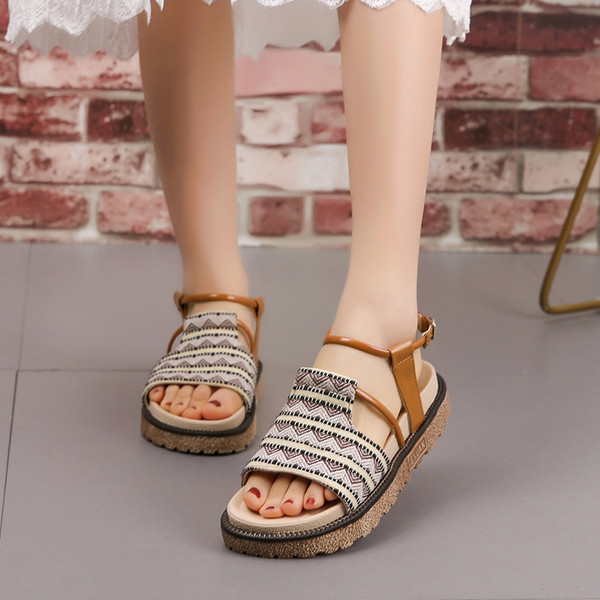 Paprasti moteriški basutės plokščiu aukštu padu