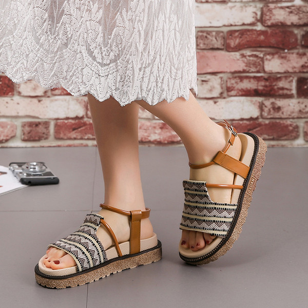 Paprasti moteriški basutės plokščiu aukštu padu