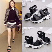 Naiste vabaaja sandaalid kõrge platvormi ja rihmadega